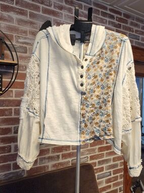 POL Women’s Cream Floral-Accent Hooded Top